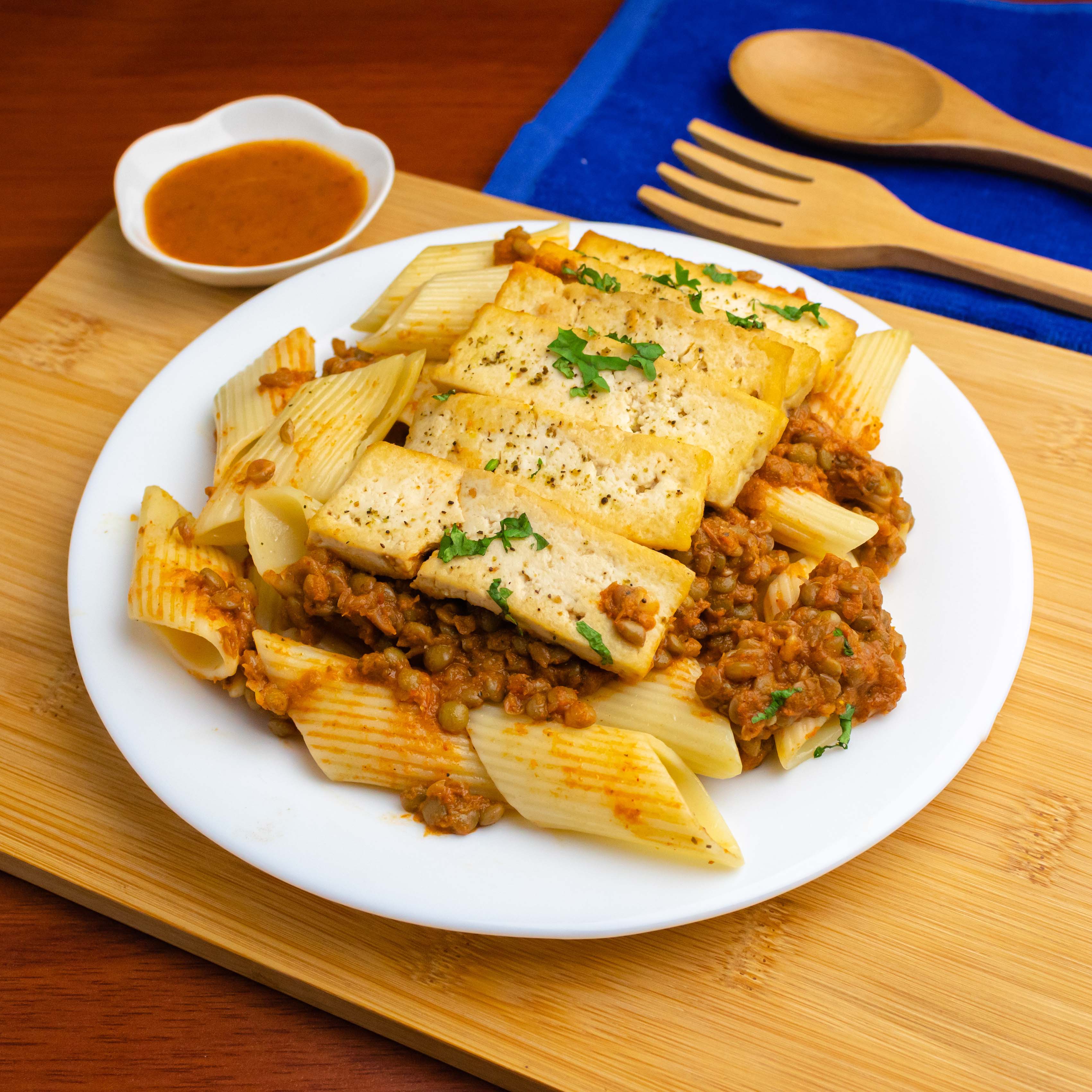Macarrones con queso a la boloñesa de lentejas